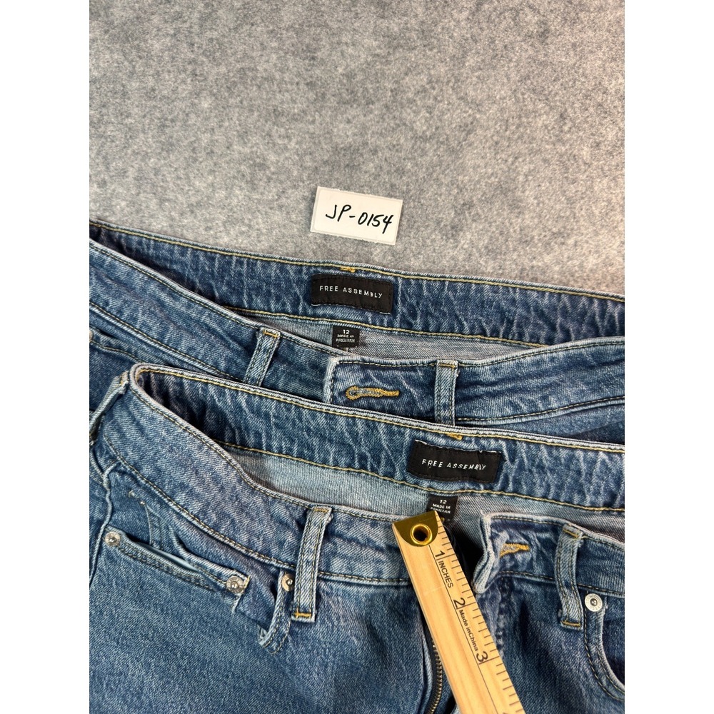 Lot Of 2 Free Assembly Jeans Womens 12 Blue Denim Preppy High Rise Straight Leg - Picture 8 of 8